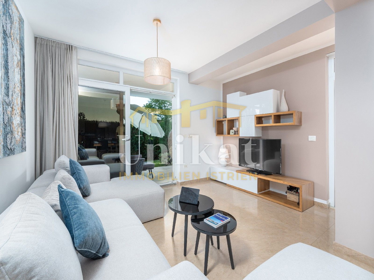 Villa moderna con piscina interna ed esterna